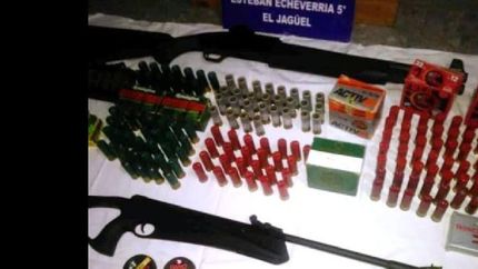incautaron pistolas, cuchillos y más de 800 balas.