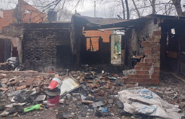 Ruinas y escombros tras el incendio en Villa Albertina.