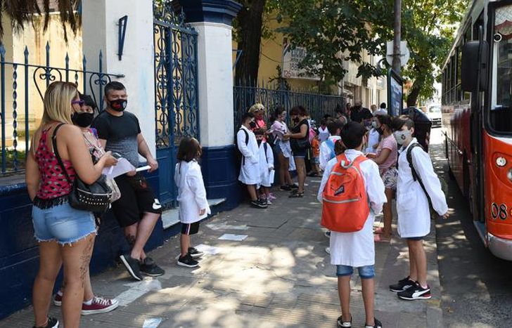 Apuntan a los horarios de salida y entrada.