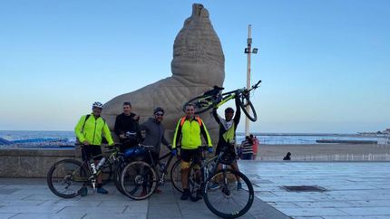La meta: el grupo de amigos, felices por cumplir con la aventura.