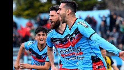 El Pipi Stegman festeja la apertura del marcador en Adrogué.