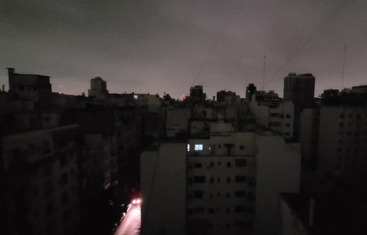 Casi medio millón de usuarios en el AMBA se quedaron sin luz durante la madrugada.