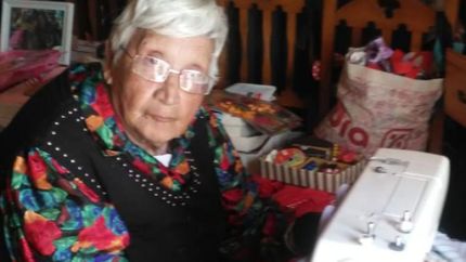 Álida sigue entregando donaciones y enseñará costura.