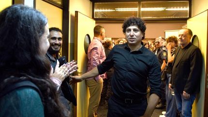 Bazán saliendo de la sala tras haber sido absuelto por el crimen de Anahí Benítez.