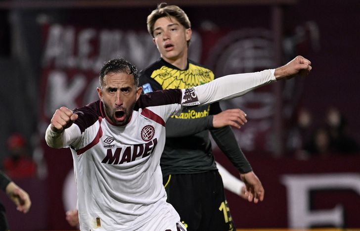 El festejo del capitán de Lanús para una victoria agónica.