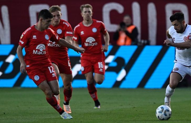 Encara Lautaro Acosta frente a Sánchez.