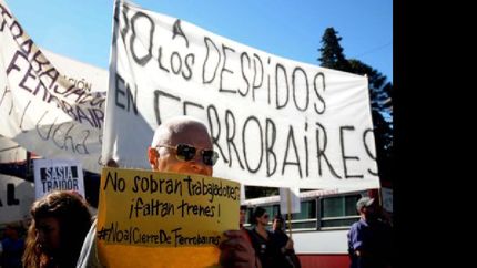 una marcha para reclamar por los despidos de ferrobaires