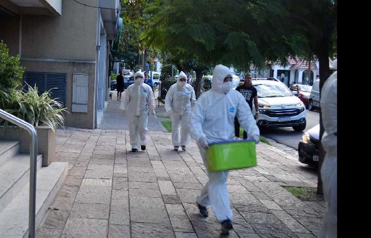 la secretaría de salud monitorea de cerca a cada uno de los vecinos.