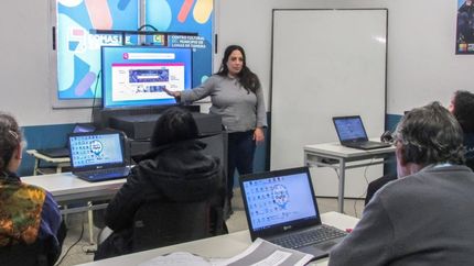 El lugar está equipado con computadoras y diferentes equipos.