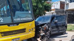 Así quedó la camioneta tras chocar con el colectivo.
