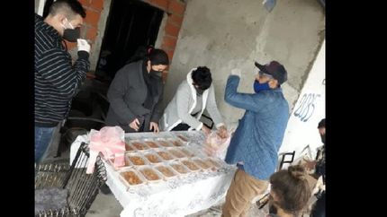 van a dos barrios para entregar viandas de comida.