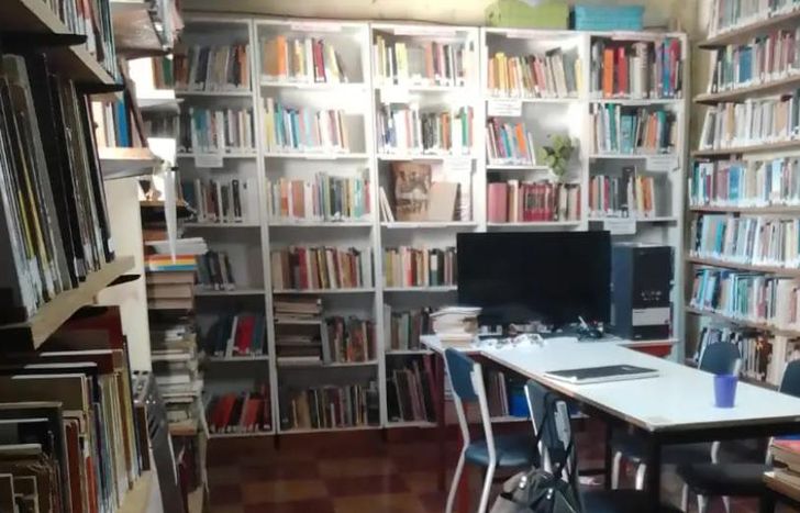 Hay varios ejemplares para elegir y llevar para leer en la comodidad del hogar.