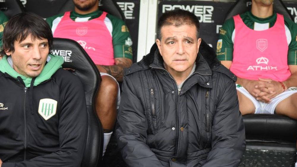 Claudio Vivas condenó las agresiones de los hinchas de Banfield.