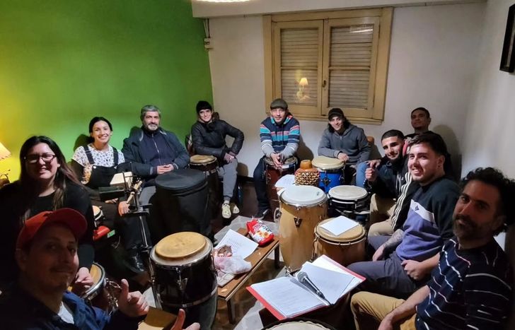 Una oportunidad para aprender percusión en Lomas de la mano del director de La Plena del Sur, Gastón Carabajal.&nbsp;