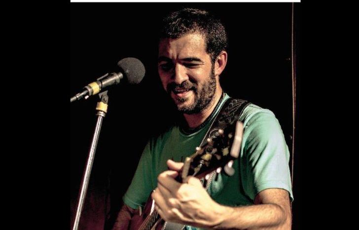 LO GRABÓ JUNTO A SU BANDA.