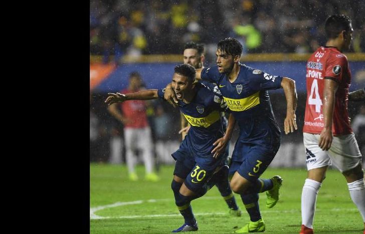 Reynoso, con su gol de cabeza, destrabó el partido en el primer tiempo.