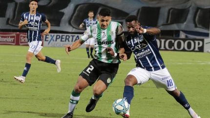 Maldonado y el Morro García en plena disputa del balón.