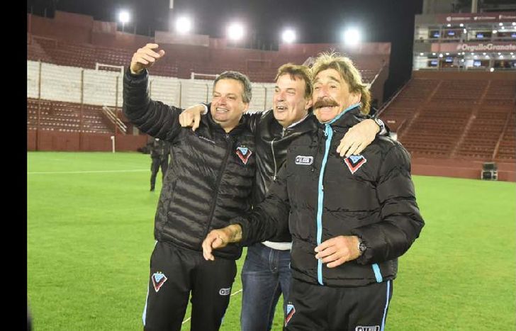 Agustín Galeota (PF), Adrián Vairo (presidente) y Pablo Vico (DT) la noche que eliminaron a Independiente de la Copa Argentina.