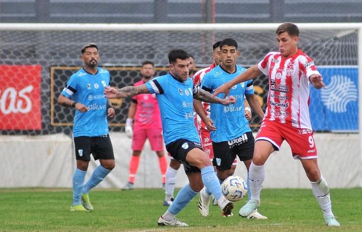 Viganoni disputa la pelota con Arregui.