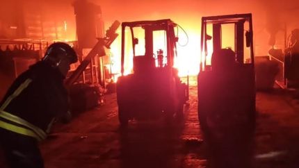 Bomberos de Lomas trabajaron una hora para apagar el incendio.