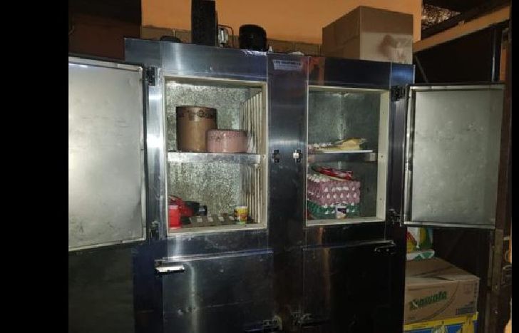 entraron por los techos y se llevaron alimentos.