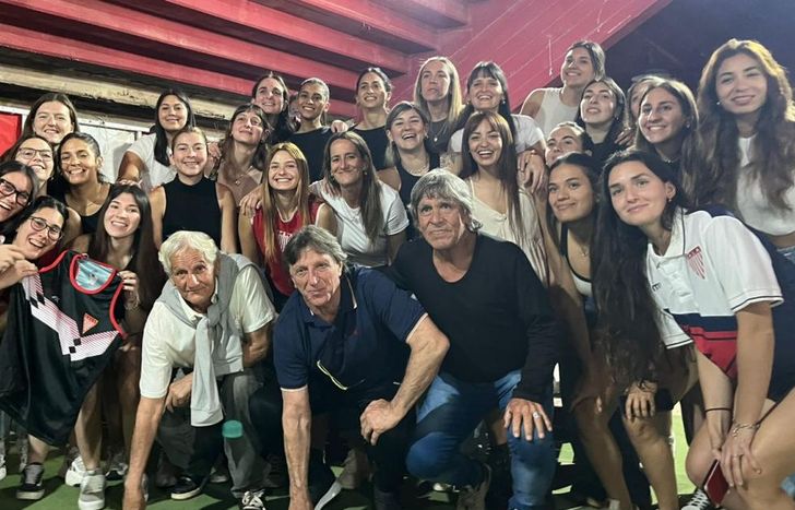 Las chicas del hockey de Los Andes, junto a las glorias del club.