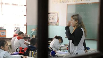 kicillof ofrece una suba escalonada para estatales y docentes