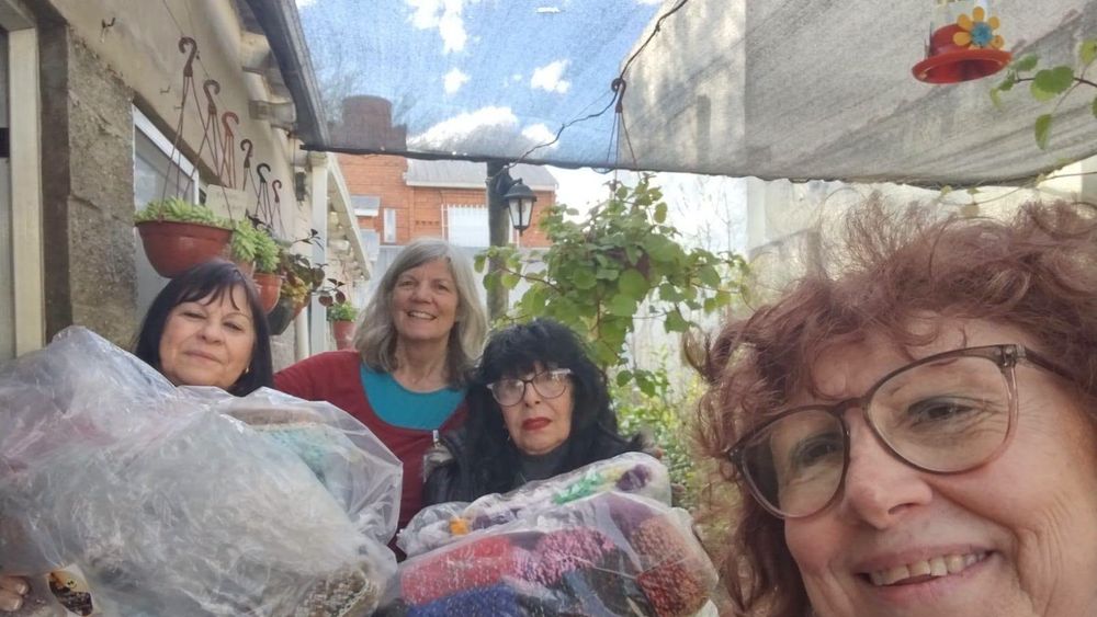 La campaña de Banfield cuenta con 20 tejedoras y cuatro armadoras de mantas. Por eso buscan más instituciones que quieran recibir estas donaciones.&nbsp; 