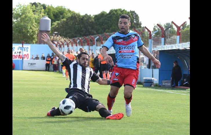 Maximiliano Ferreira, de regular partido, en uno de los ataques del Tricolor.
