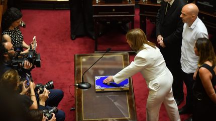 Patricia Bullrich juró como senadora y se cruzó con Victoria Villarruel.