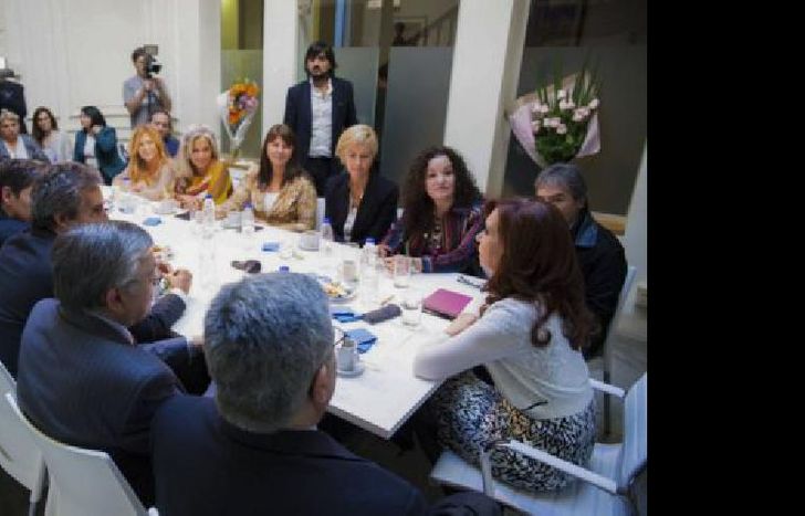 Télam 21/04/2016 Buenos Aires: La ex presidenta Cristina Fernández de Kirchner se encuentra en la sede del Instituto Patria, en el barrio porteño de Congreso, donde se reúne con una veintena de senadores del bloque del Frente para la Victoria (FpV). Foto: Prensa Cristina Kirchner/Télam/aa