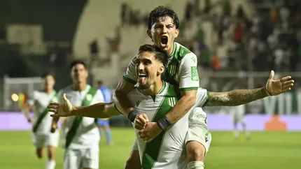 Lisandro Piñero festeja junto a Mauro Méndez el triunfo de Banfield. Lisandro Piñero festeja junto a Mauro Méndez el triunfo de Banfield.