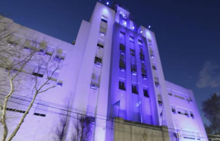 Anoche, el Palacio Municipal.