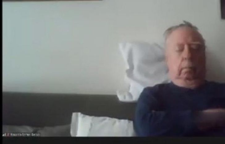 El represor de Lío con los ojos cerrados en el sillón de su casa.