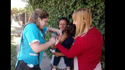 los profesionales salen a las calles desde las unidades sanitarias para vacunar casa por casa.