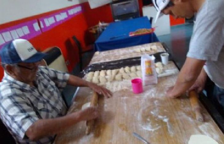 trabajan para llevar un plato de comida a las personas que no tienen nada para cenar.