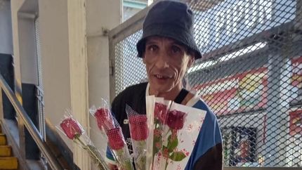 Alejandro vende rosas hace 50 años.