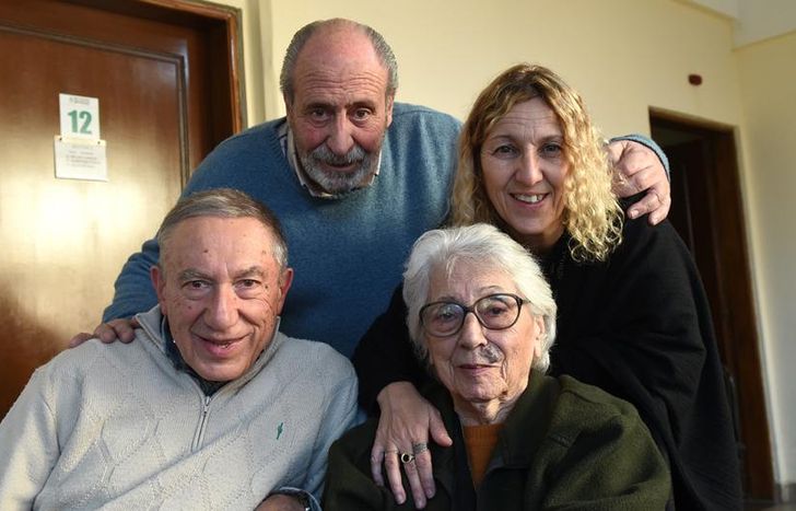 Residentes e integrantes de la comisión, juntos en el Hogar San Roque.