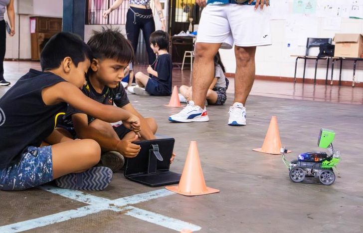 Los chicos aprenden a programa y manejar robots.