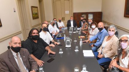 El Ministerio de Educación acordó con los gremios un aumento del 60% para los docentes.