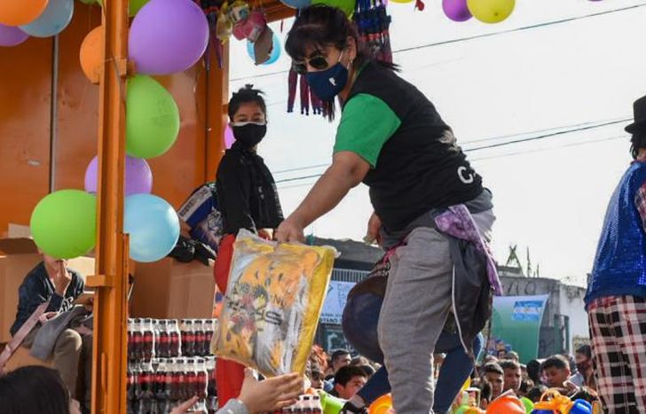 En plena entrega de juguetes.