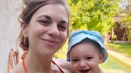 Monoparentalidad: cómo vive una madre soltera de Lomas de Zamora en Madrid.