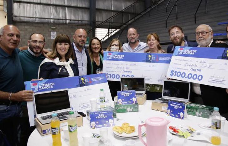 Entregaron subsidios y computadoras a 90 centros de jubilados.