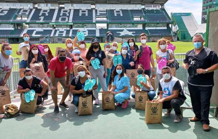 Los trabajadores, felices y agradecidos por la donación.