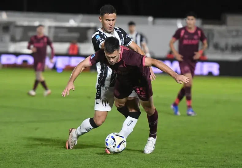 Tomás Guidara cae ante la marca. Tomás Guidara cae ante la marca.