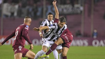 La defensa Granate busca frenar a Estol.