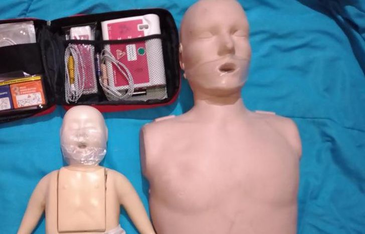 Muñecos y desfibrilador, listos para la capacitación.