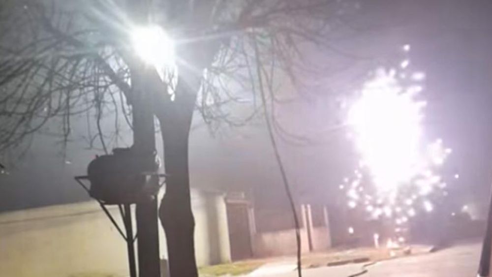 Un fuerte chispazo y explosiones en un poste de luz de Andrés Bello y Rawson.