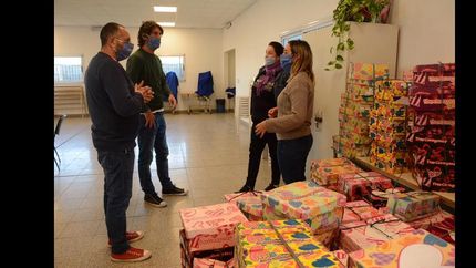 donaron 400 pares de zapatos para ninas, adolescentes y mujeres de lomas