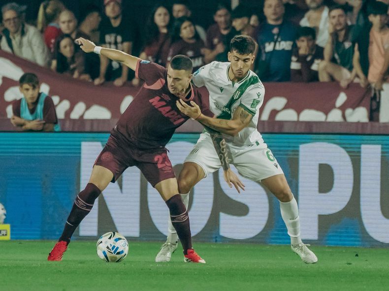 Nicolás Meriano sujeta a Ramiro Carrera.